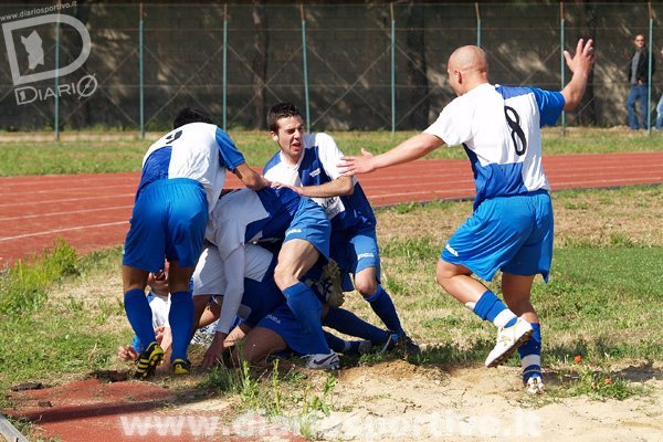 Trogu festeggiato dai compagni Trogu festeggiato dai compagni